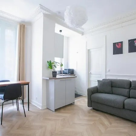 Cozy And Elegant Parisian Apartment Paris